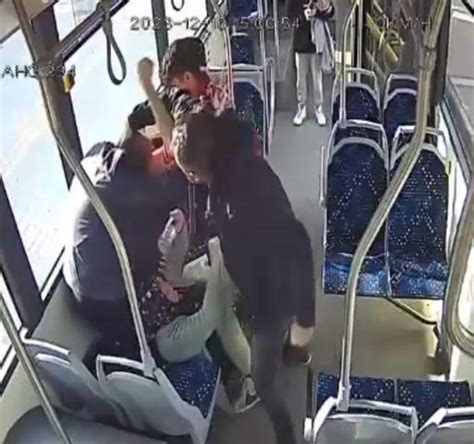 Y­a­ş­l­ı­ ­ç­i­f­t­i­ ­o­t­o­b­ü­s­t­e­ ­d­a­r­p­ ­e­t­m­i­ş­l­e­r­d­i­.­.­.­ ­Y­ü­z­s­ü­z­ ­s­a­v­u­n­m­a­